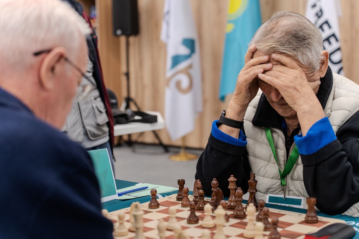 Сеньоры играют в шахматы на чемпионате