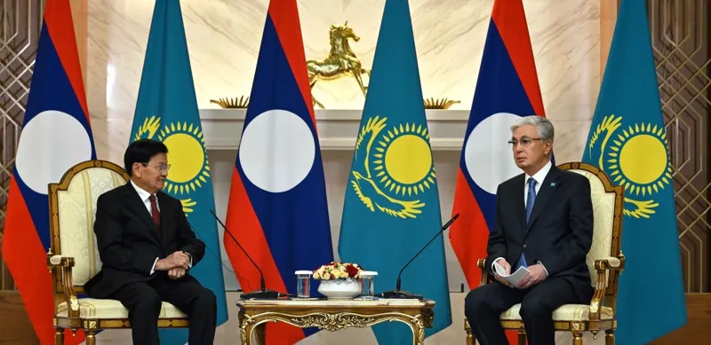 Касым-Жомарт Токаев и президент Лаоса на встрече в Астане