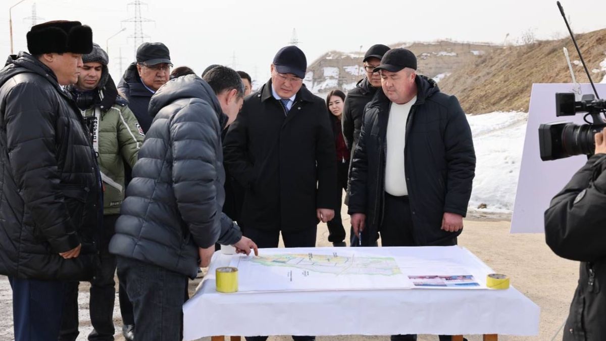 Марат Султангазиев во время посещения объектов области