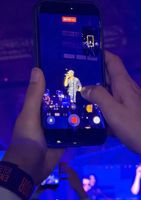 Зрители шоу в Астане сняли певца на видео