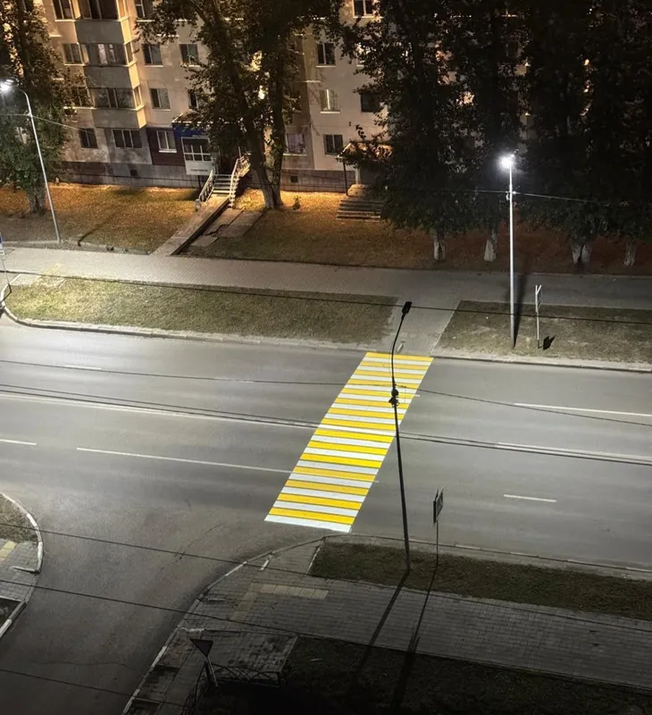 Ночной город с проекционным пешеходным переходом