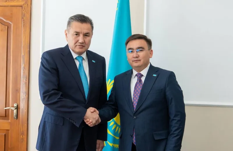 Айдар Садырбаев и Нурымбет Сактаганов жмут руки
