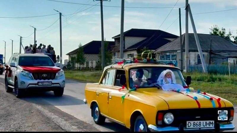 Свадебный кортеж в стиле 1990-х попал на видео и заинтересовал полицию