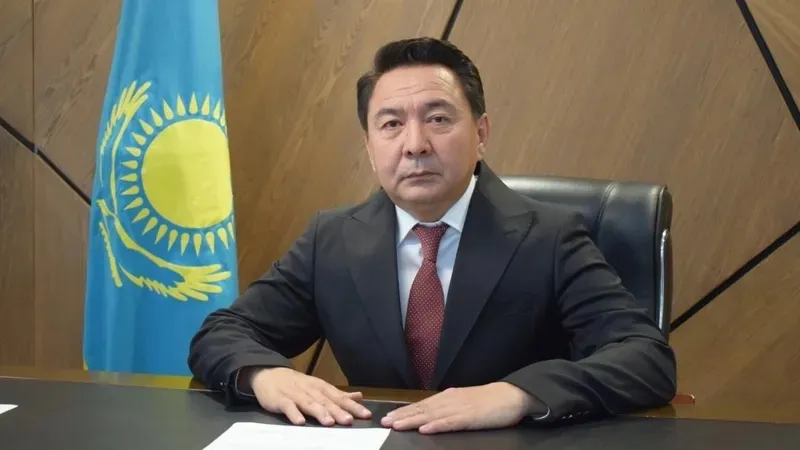 Шакир Кейкин за столом на фоне флага Казахстана