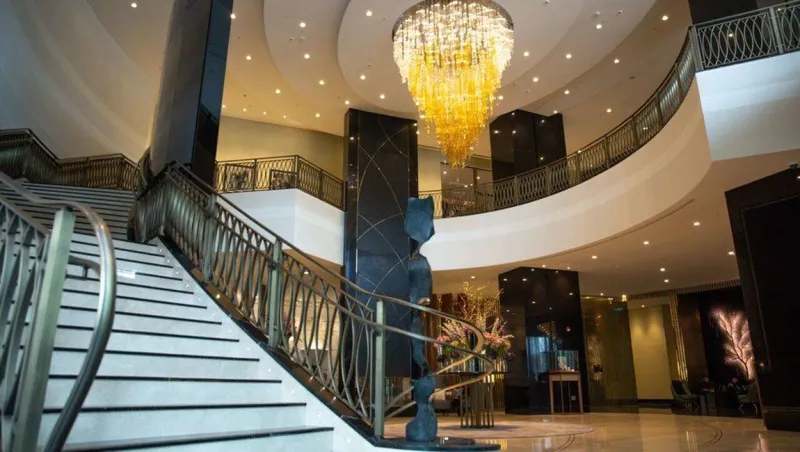 Лестница в фойе The Ritz-Carlton