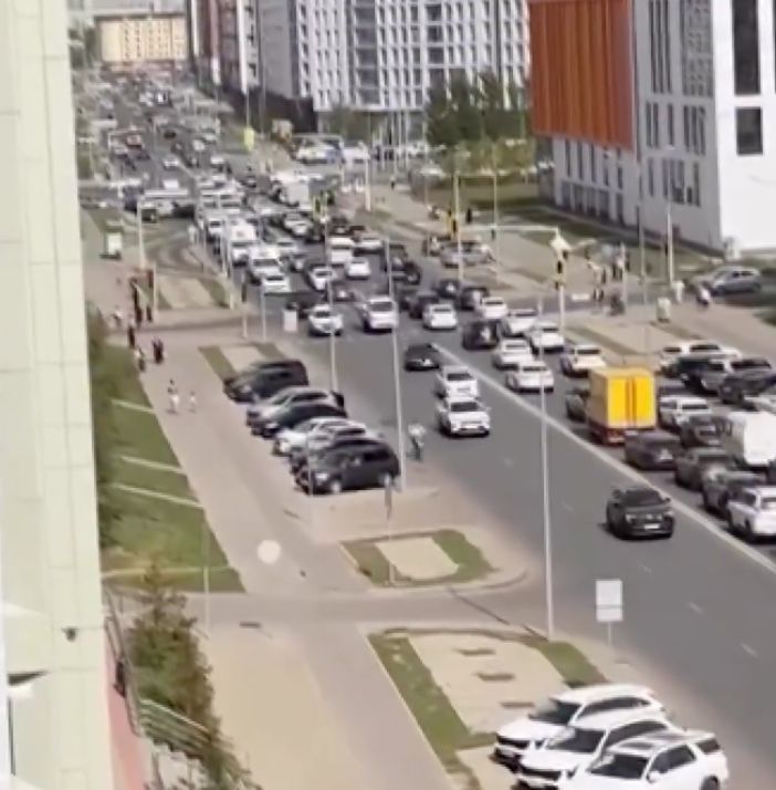 Астанчане вышли из автобусов и пошли пешком из-за пробки на Сыганак