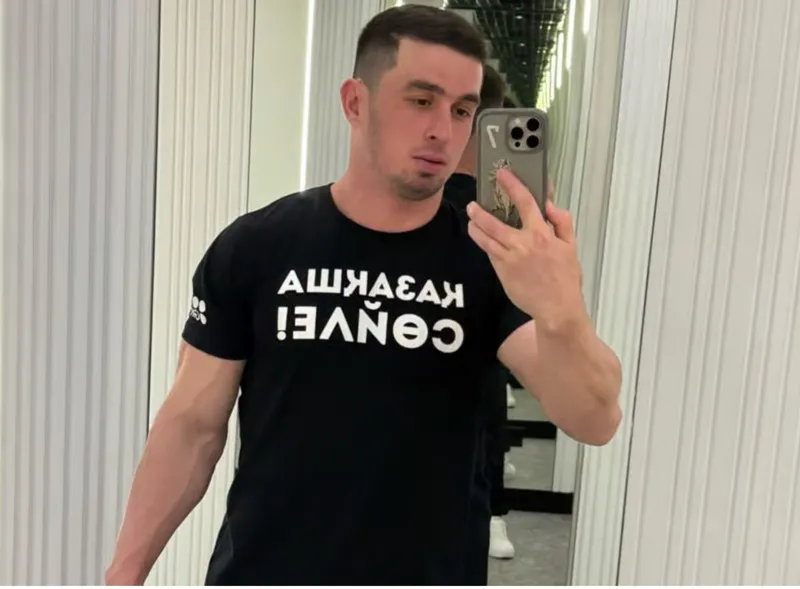 Мансур Мовлаев делает селфи