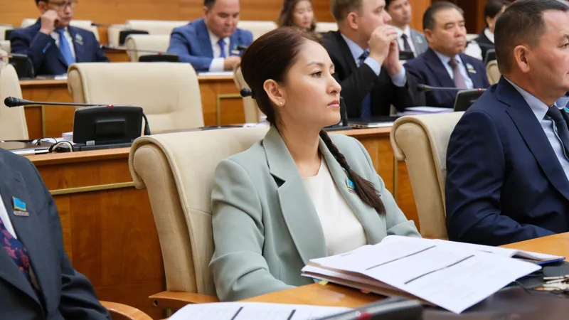 Депутат курултая Айжан Аймаганова во время заседания