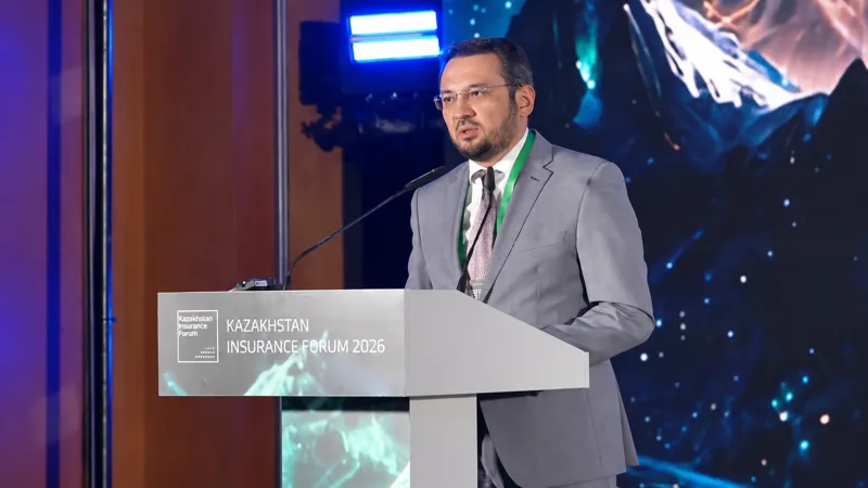 Заместитель председателя АРРФР Нуржан Турсунханов выступает на Kazakhstan Insurance Forum 2026.
