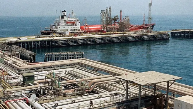 Нефтепроводы опоясывают портовую зону объекта компании Aramco в Рас-Таннуре (Саудовская Аравия) 25 сентября 1990 года