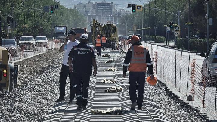 В Алматы начали укладывать рельсы линии LRT