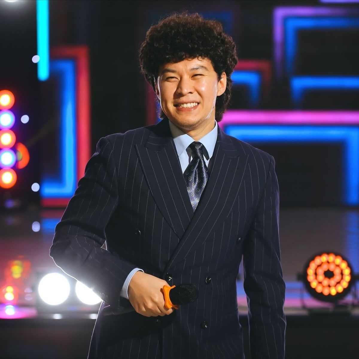 Кабдол Тлеков на фоне декораций во время съёмок телешоу