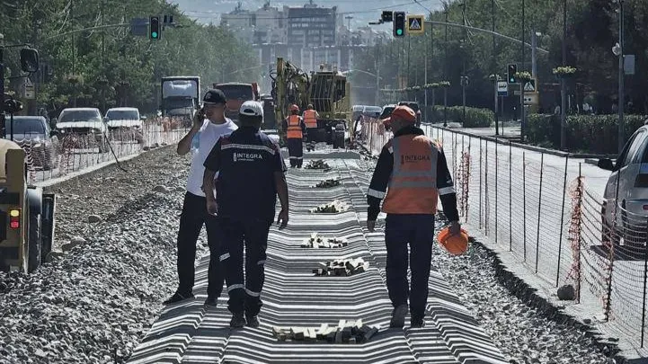 Укладка рельсов линии LRT в Алматы