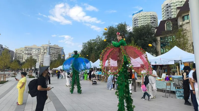 Уличные артисты на праздновании Дня города на Сайране