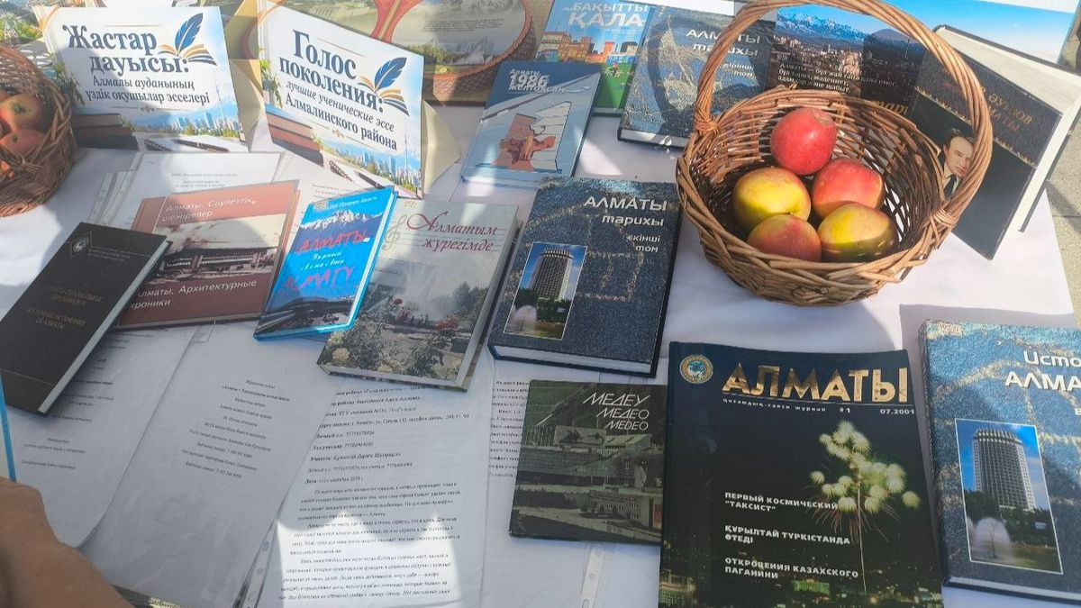 Выставка книг и изданий об истории, архитектуре и культуре Алматы на набережной Сайрана