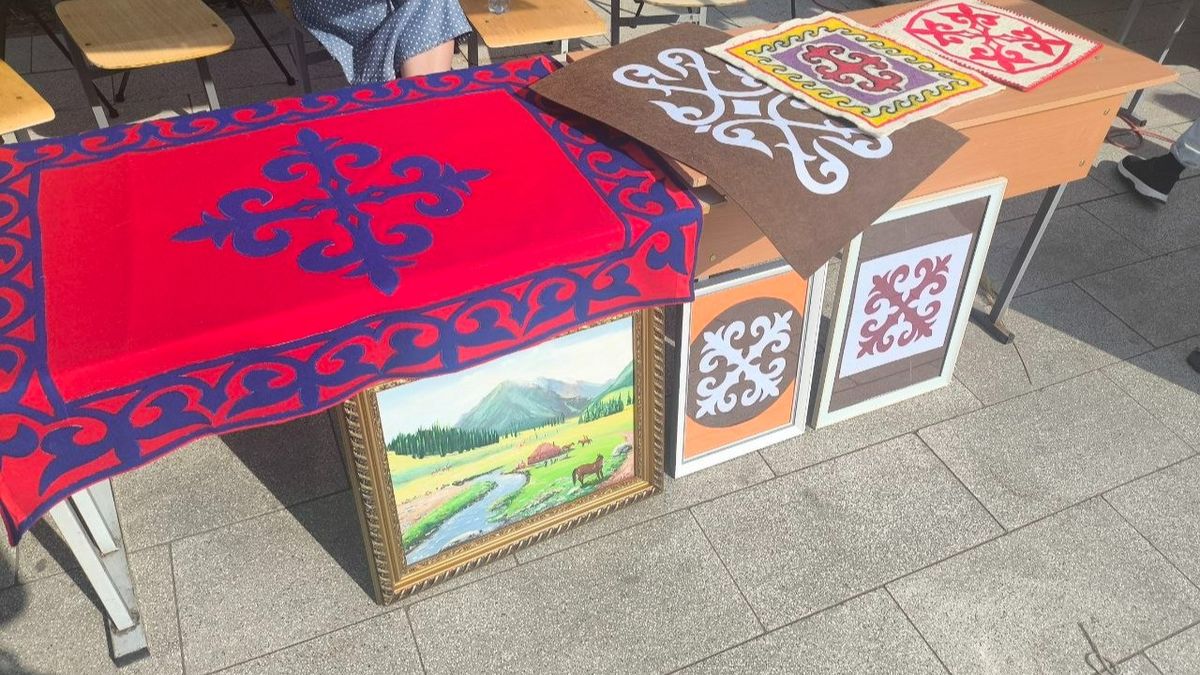 Казахские орнаменты на праздновании Дня города