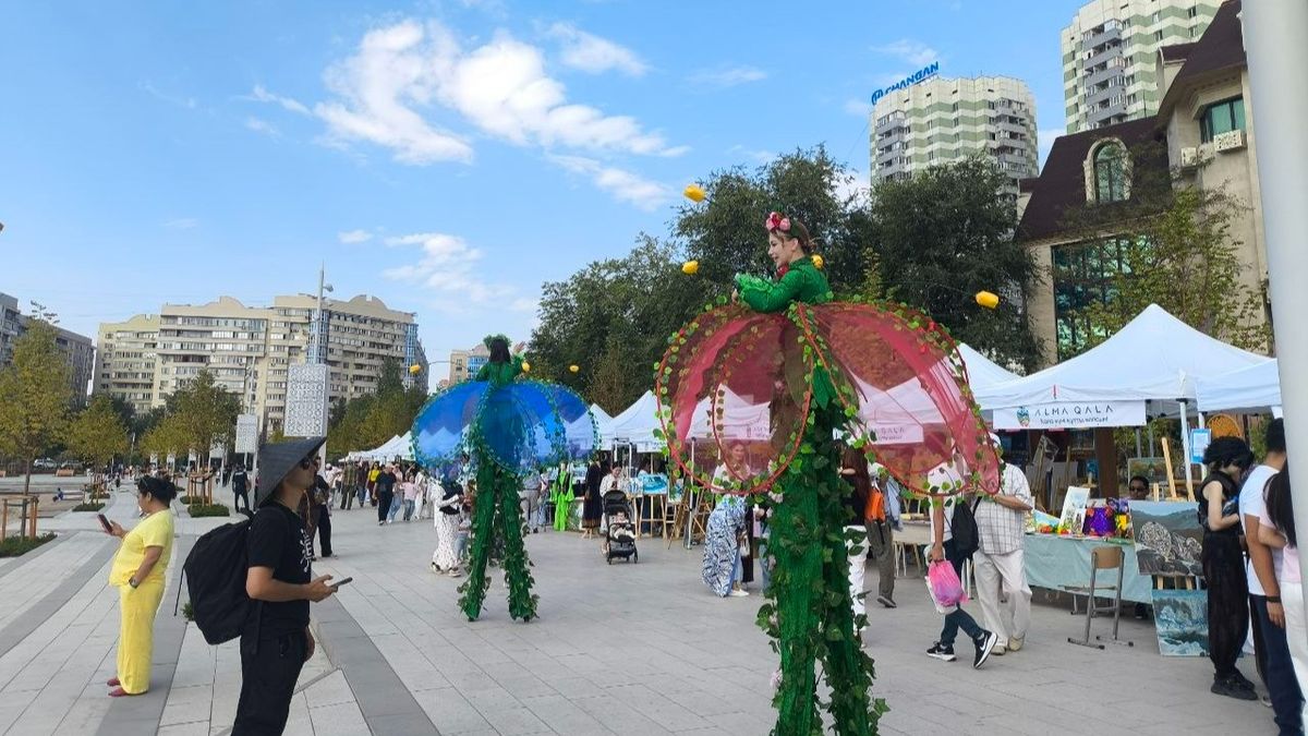 Уличные артисты на праздновании Дня города на Сайране