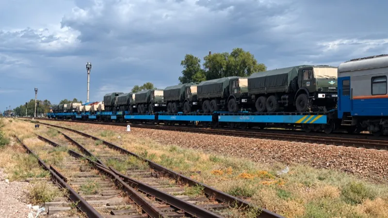 Военную технику перевозят на железнодорожном составе