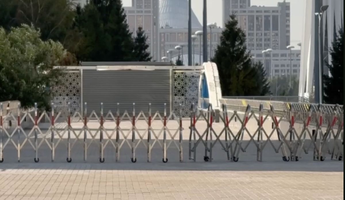 В Астане закрыли ворота на проходе к зданиям правительства и курултая