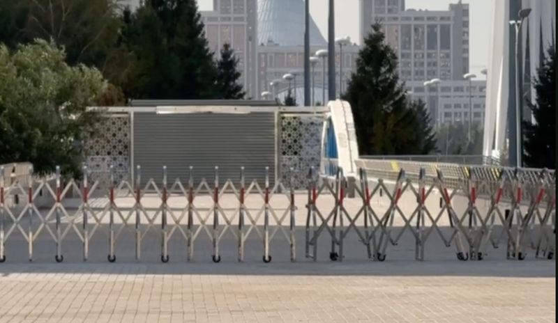 В Астане закрыли ворота на проходе к зданиям правительства и курултая