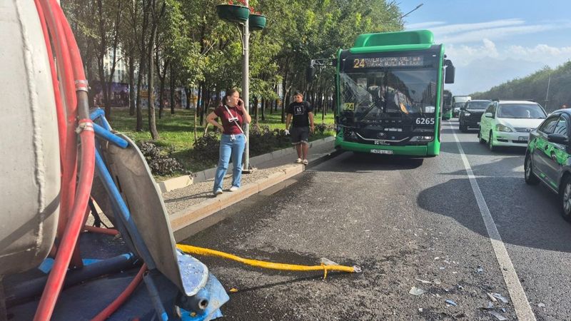 В Алматы автобус столкнулся с поливальной машиной