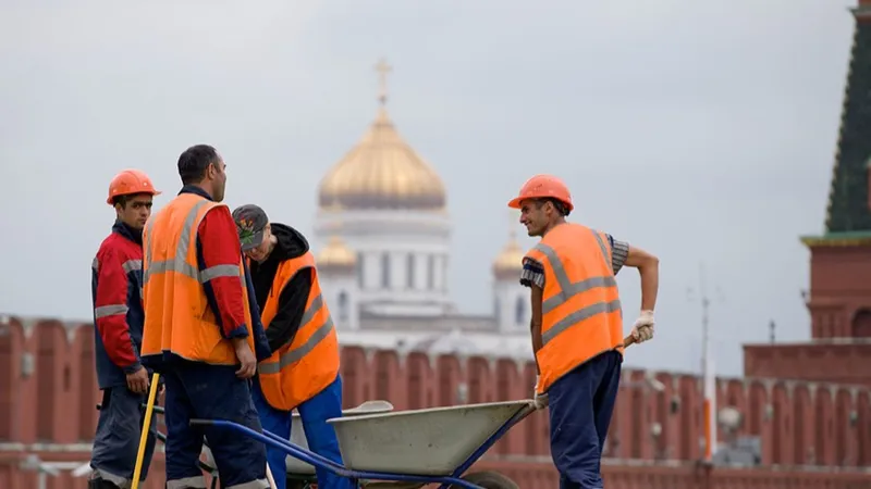 Рабочие убирают снег на улице