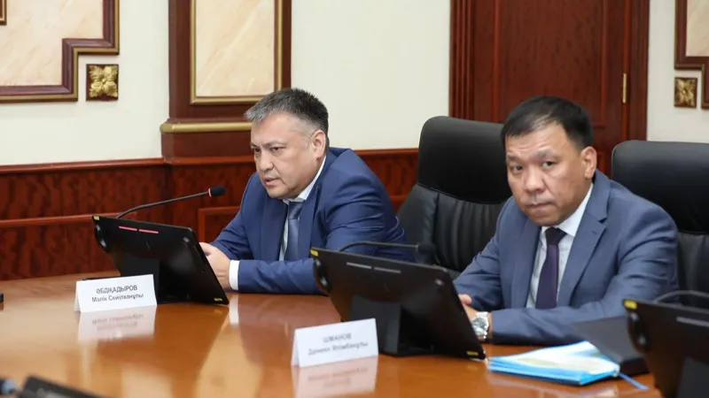 Малик Абдыкадиров выступает на совещании в акимате Мангистауской области