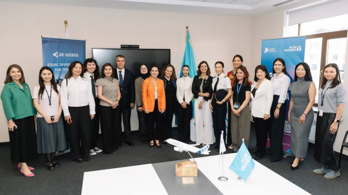 Участники встречи Air Astana и UN Women Представители Air Astana и UN Women после подписания меморандума о сотрудничестве в сфере гендерного равенства