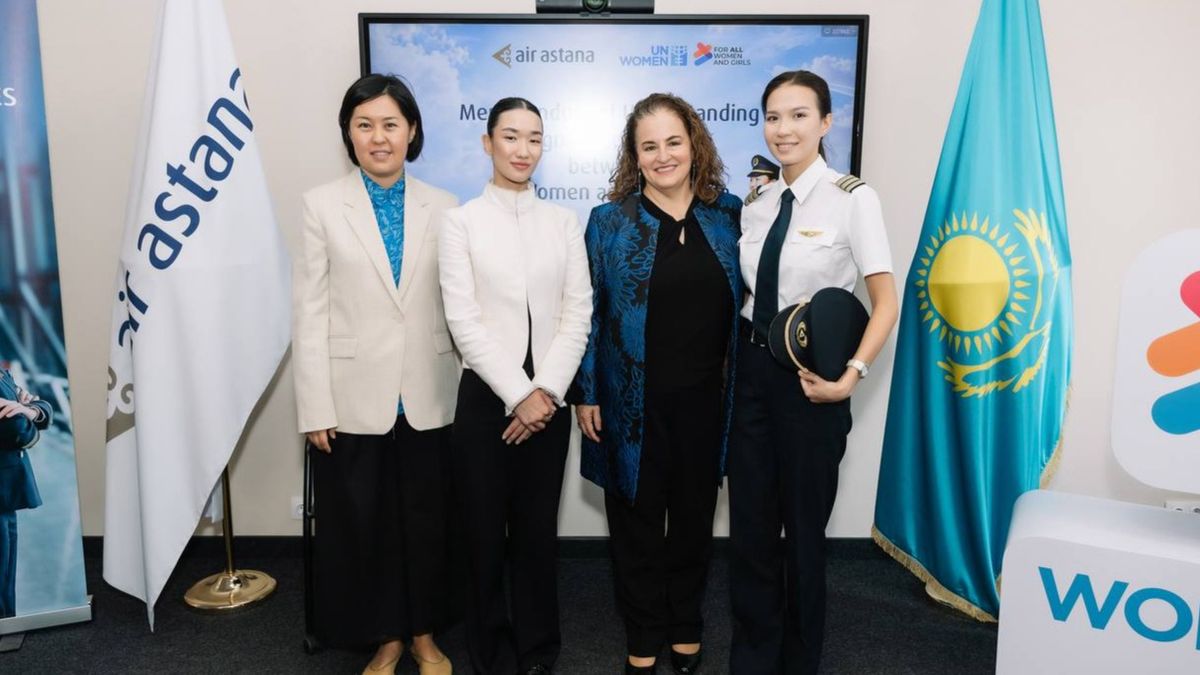 Сотрудницы Air Astana с представительницей UN Women Сотрудницы Air Astana, в том числе пилот авиакомпании, фотографируются с представительницей UN Women после подписания меморандума