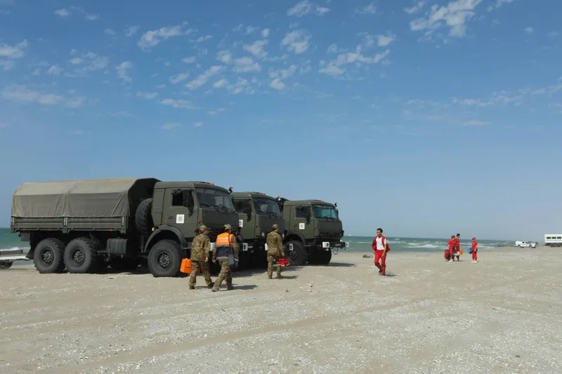 Поиски военнослужащих на берегу Каспия