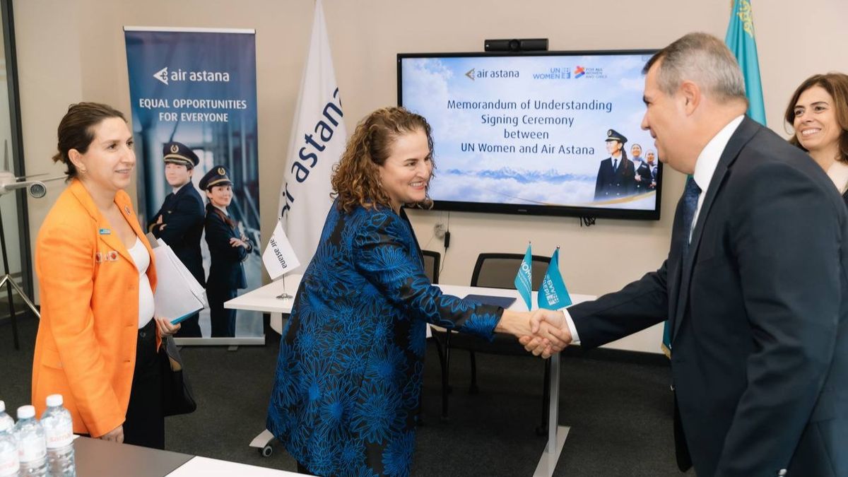 Белен Санс Луке и Ибрахим Жанлыел после подписания меморандума Региональный директор UN Women для Европы и Центральной Азии Белен Санс Луке и главный исполнительный директор Air Astana Ибрахим Жанлыел пожимают друг другу руки после подписания меморандума