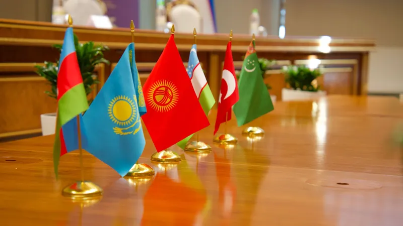 Флаги разных стран на столе