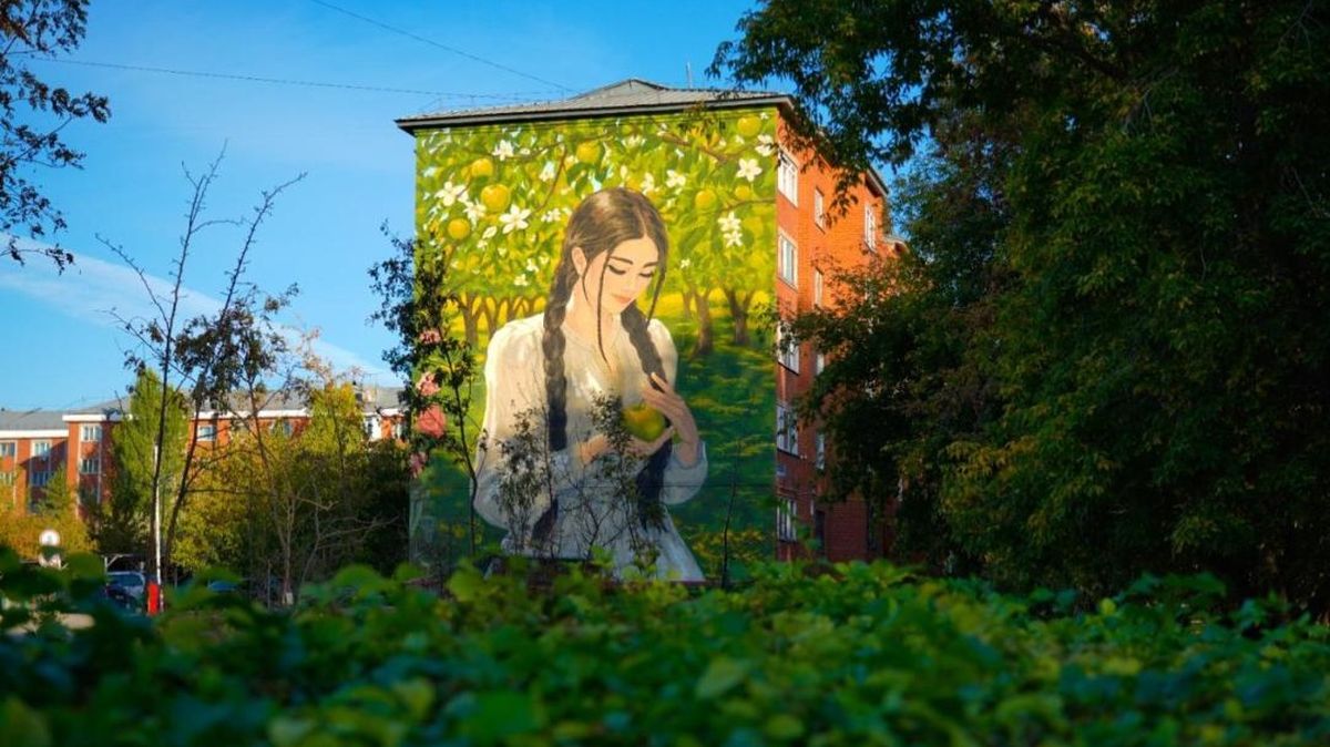 Мурал с женщиной в Астане