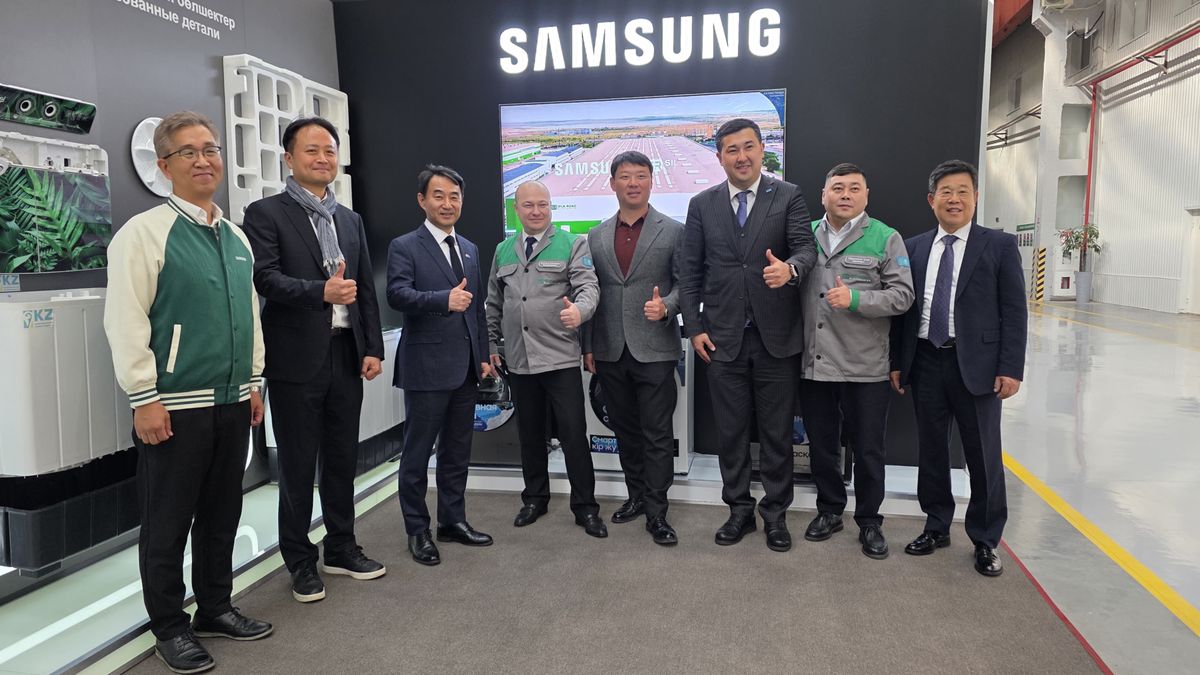Посол Республики Корея Чжон Кихон с представителями завода Silk Road Electronics в Сарани Посол Республики Корея Чжон Кихон и представители предприятия во время посещения производства техники Samsung на заводе Silk Road Electronics в Сарани