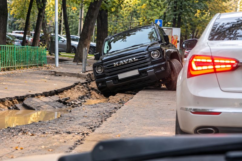 Автомобиль провалился под асфальт в Алматы после ремонта сетей