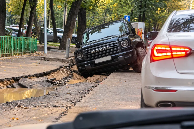 Авто провалилось под асфальт