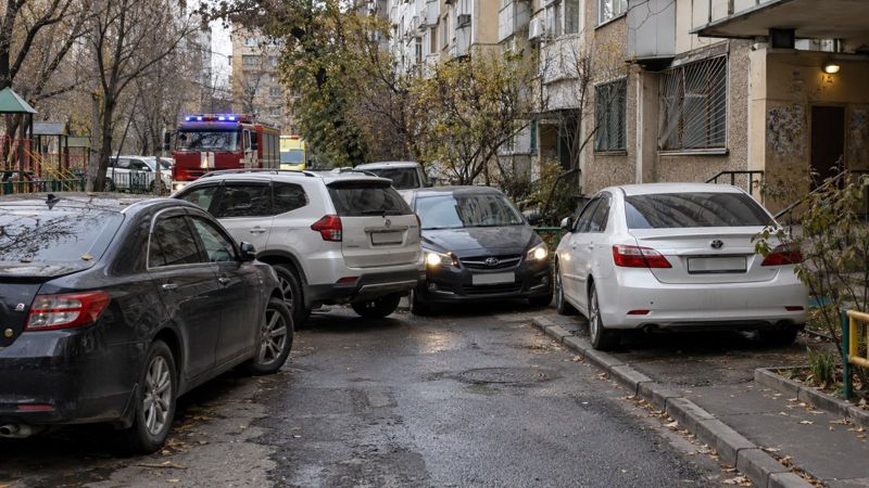 Машина перекрыла проезд во дворе: когда её могут эвакуировать в Алматы