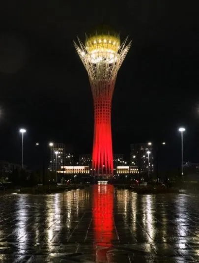 Красная подсветка "Байтерека" в Астане в ночное время