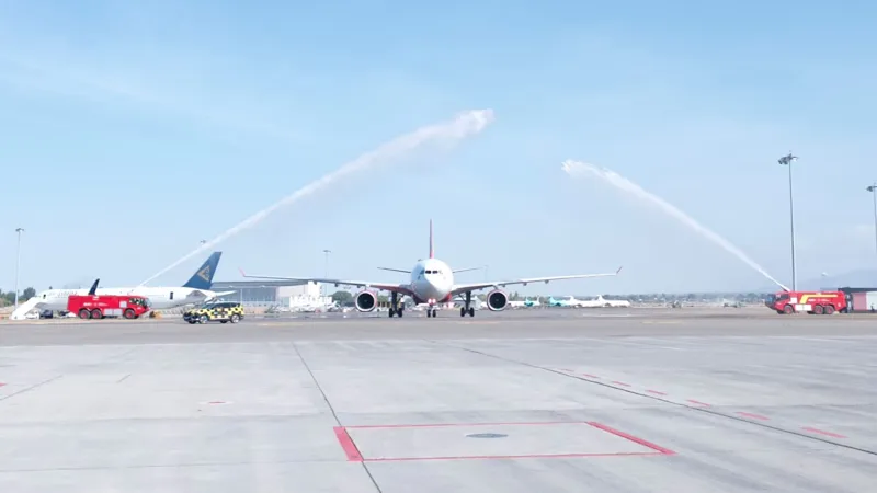 Самолёт Vietjet в аэропорту Алматы