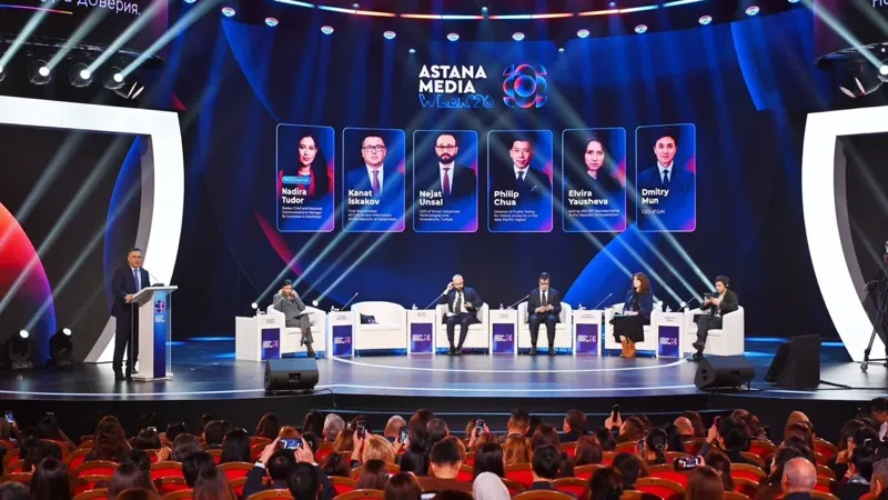 Пленарная сессия Astana Media Week 2026 в Астане. На сцене выступают международные эксперты и представители медиасферы, в зале присутствуют многочисленные участники форума