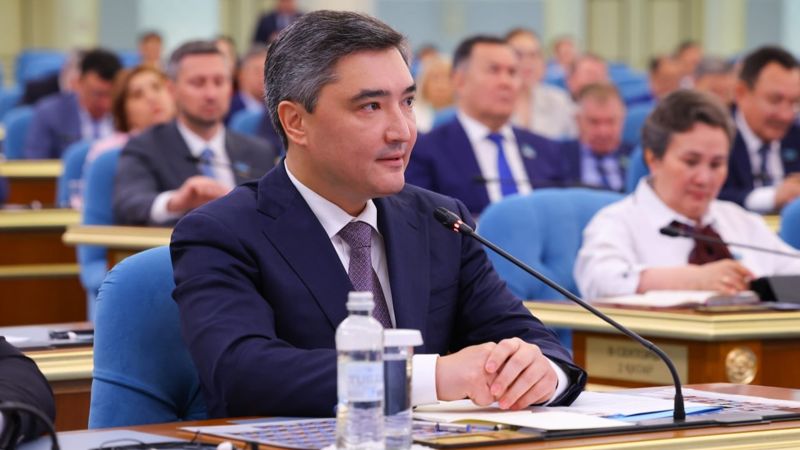 Богатые не должны получать пособия: Бектенов объяснил, как изменится господдержка с 2027 года