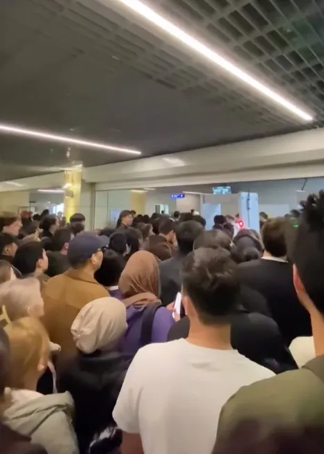Скопление людей в метро Алматы