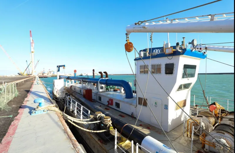Баржа в порту Курык на Каспийском море