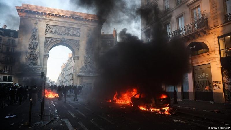 "Это революция! Мы берём Бастилию!": во Франции протесты переросли в погромы
