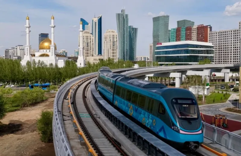 LRT и вид на Астану
