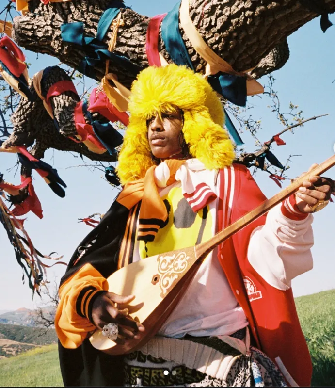Исполнитель A$AP Rocky с домброй
