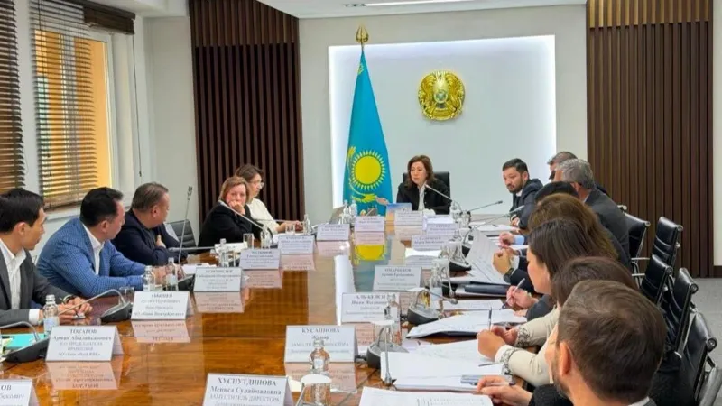 Представители Агентства по регулированию и развитию финансового рынка и банков Казахстана на совещании под председательством Мадины Абылкасымовой