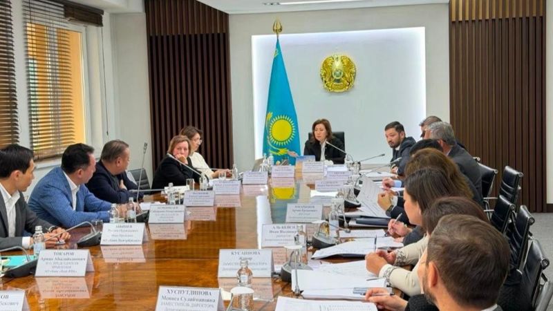 Представители Агентства по регулированию и развитию финансового рынка и банков Казахстана на совещании под председательством Мадины Абылкасымовой