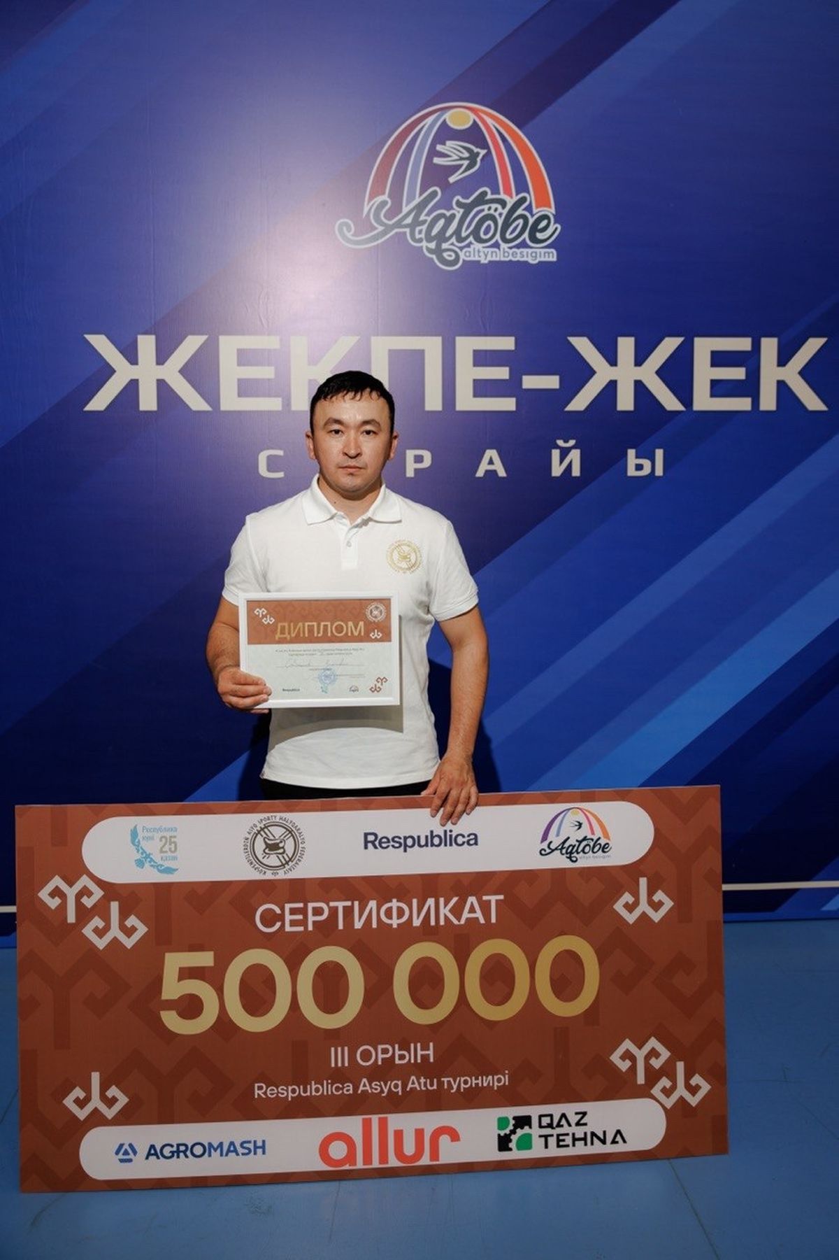 Ғалымжан Сейілханов Ақтөбедегі &laquo;Жекпе-жек&raquo; спорт сарайында 500 мың теңгенің сертификаты мен дипломын ұстап тұр