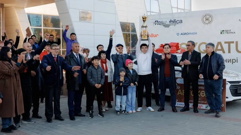 Ақтөбеде асық ату турнирінің жеңімпазы Ғарышбек Құлыбек кубокты көтеріп тұр